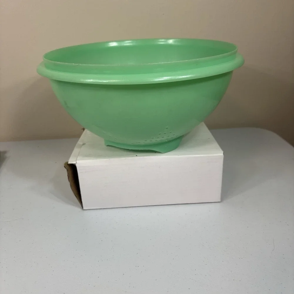 Tupperware Colander Food Strainer Bowl Jadeite Green 339-3Footed. Vintage Faded